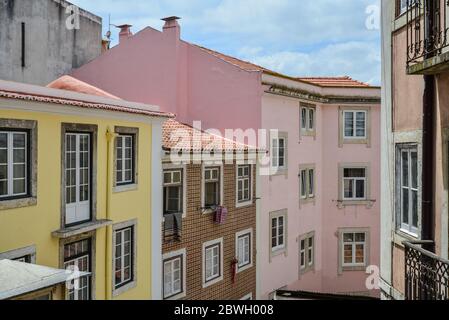 LISBONA, PORTOGALLO - 2 LUGLIO 2019: Edifici vicino alle scale Epadinhas de Sao Cristovao nelle strette strade del quartiere di Alfama a Lisbona, Portogallo Foto Stock