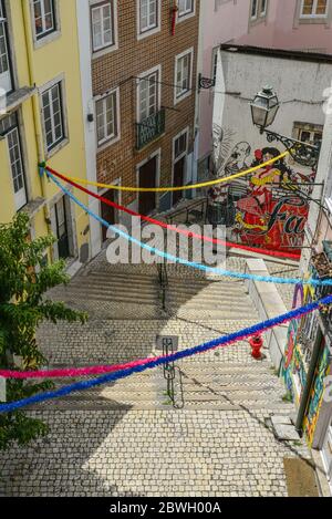 LISBONA, PORTOGALLO - 2 LUGLIO 2019: scale Escadinhas de Sao Cristovao nelle strette strade del quartiere di Alfama a Lisbona, Portogallo Foto Stock