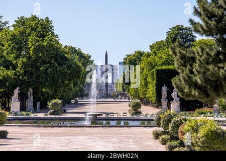 Parigi, Francia - 29 maggio 2020: Vista di Place de la Concorde e dell'Arco di Trionfo dal giardino delle Tuileries a Parigi Foto Stock