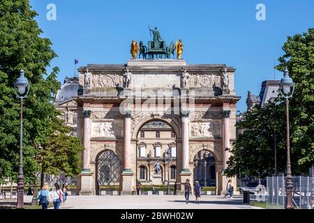 Parigi, Francia - 29 maggio 2020: Vista della giostra del Louvre dal giardino delle Tuileries Foto Stock