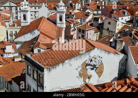 LISBONA, PORTOGALLO - 2 LUGLIO 2019: Vista da Miradouro de Santa Luzia sul distretto di Alfama e murale sulle mura Foto Stock