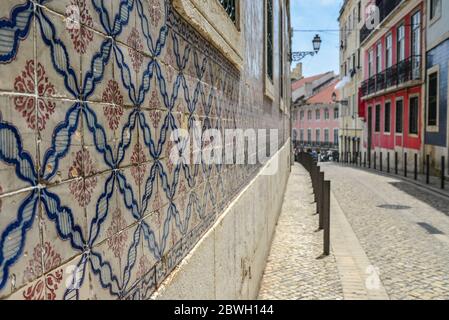 Tradizionale piastrella azulejos sulla facciata dell'edificio nel quartiere di Alfama a Lisbona, Portogallo Foto Stock