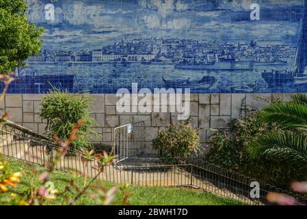 Tradizionale piastrella azulejos sulla facciata dell'edificio nel quartiere di Alfama a Lisbona, Portogallo Foto Stock