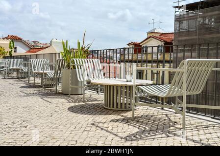 Caffè vuoto sul tetto con vista su Lisbona in giornata di sole Foto Stock