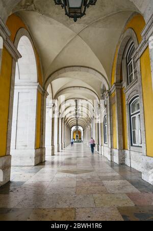 Vista dal basso astratta dell'arco interno. Particolare dell'arco trionfale di Via Augusta (Arco do Triunfo) nella città di Lisbona, Portogallo Foto Stock