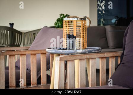 Casa decoratore porta legno per candela su tavolo con armature all'interno del caffè Foto Stock