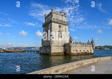 Vista sulla torre Belem o sulla Torre de Belem in stile portoghese Manueline sulla riva settentrionale del fiume Tago a Lisbona, Portogallo Foto Stock