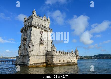 Vista sulla torre Belem o sulla Torre de Belem in stile portoghese Manueline sulla riva settentrionale del fiume Tago a Lisbona, Portogallo Foto Stock