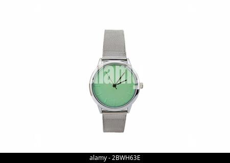 Orologio da polso classico con cinturino grigio in mesh di metallo opaco e quadrante luminoso verde fosforo, isolato su sfondo bianco. Foto Stock