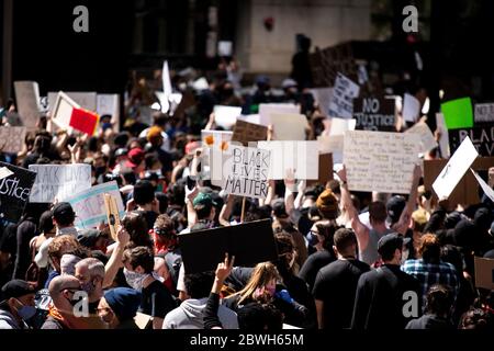 Chicago, Stati Uniti. 30 maggio 2020. Manifestanti protestano per la morte di George Floyd a Chicago, Stati Uniti, il 30 maggio 2020. Il sindaco di Chicago Lori Lightfoot ha imposto un coprifuoco sulla città il 30 maggio. Le precauzioni di Chicago seguirono un sabato sera caotico e violento, quando molte aziende lungo le strade furono saccheggiate, le auto della polizia si rovesciarono e alcune proprietà danneggiate. Credit: Christopher Dilts/Xinhua/Alamy Live News Foto Stock