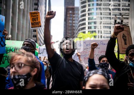 Chicago, Stati Uniti. 30 maggio 2020. Manifestanti protestano per la morte di George Floyd a Chicago, Stati Uniti, il 30 maggio 2020. Il sindaco di Chicago Lori Lightfoot ha imposto un coprifuoco sulla città il 30 maggio. Le precauzioni di Chicago seguirono un sabato sera caotico e violento, quando molte aziende lungo le strade furono saccheggiate, le auto della polizia si rovesciarono e alcune proprietà danneggiate. Credit: Christopher Dilts/Xinhua/Alamy Live News Foto Stock