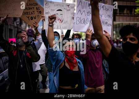 Chicago, Stati Uniti. 30 maggio 2020. Manifestanti protestano per la morte di George Floyd a Chicago, Stati Uniti, il 30 maggio 2020. Il sindaco di Chicago Lori Lightfoot ha imposto un coprifuoco sulla città il 30 maggio. Le precauzioni di Chicago seguirono un sabato sera caotico e violento, quando molte aziende lungo le strade furono saccheggiate, le auto della polizia si rovesciarono e alcune proprietà danneggiate. Credit: Christopher Dilts/Xinhua/Alamy Live News Foto Stock