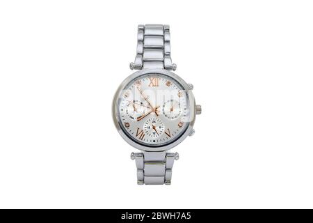 Elegante orologio cronografo color argento con bracciale in stile ostrica in metallo, quadrante bianco e numeri romani isolati su sfondo bianco. Foto Stock