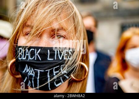 Una giovane donna, è visto indossare una maschera nera con scritti che leggono 'Black Lives Matter' durante la protesta a Piazza Dam. Migliaia di persone prendono parte alla protesta 'Black Lives Matter' tenutasi a Piazza Dam ad Amsterdam, per protestare contro la recente uccisione di George Floyd, Un uomo nero morto in custodia di polizia a Minneapolis, negli Stati Uniti, dopo essere stato trattenuto dagli agenti di polizia di Minneapolis il giorno del Memorial Day. Foto Stock