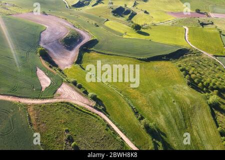 Bel paesaggio di campagna aerea con prato verde . Foto Stock