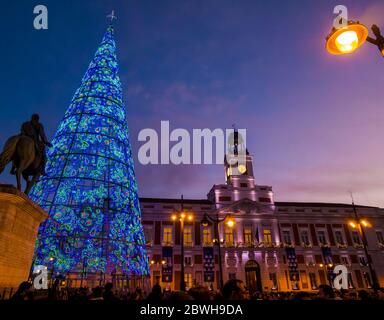 Puerta del Sol con árbol de Navidad. Madrid. España Foto Stock