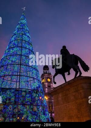 Puerta del Sol con árbol de Navidad. Madrid. España Foto Stock