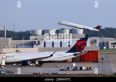 Fairfax, Virginia, Stati Uniti. 1 Giugno 2020. Vista dell'aereo MD-88 come Delta ritirerà i suoi ultimi MD-88s e MD-90s il 2 giugno. Aeroporto Internazionale di Dull il 1 giugno 2020 a Fairfax, Virginia. Credit: Mpi34/Media Punch/Alamy Live News Foto Stock