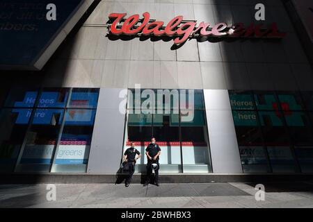 New York City, Stati Uniti. 01 Giugno 2020. Gli ufficiali della NYPD che tengono i loro caschi di equipaggiamento da sommossa si levano in piedi vicino a Times Square come dimostranti vicino a preparano a marciare attraverso New York City per protestare l'uccisione di George Floyd, New York, NY, 1 giugno 2020. New York City ha imposto un coprifuoco delle 11 per cercare di fermare un'altra notte di distruzione durante le proteste per la morte di George Floyd per mano della polizia di Minneapolis il 25 maggio. (Anthony Behar/Sipa USA) Credit: Sipa USA/Alamy Live News Foto Stock