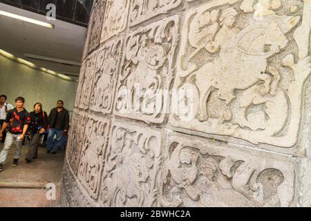 Città del Messico, Messico México, metropolitana metropolitana, STC, trasporto di massa, stazione Insurgentes, linea 1, dettaglio piastrelle parete, rilievo, cavallo, cercando, Mex120620079 Foto Stock