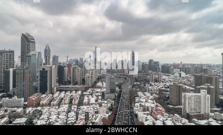 Vista aerea del paesaggio urbano di Shanghai e dei grattacieli dopo una nevicata Foto Stock