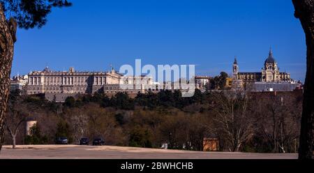 Palazzo reale e Catedral de la Almudena. Madrid. España Foto Stock