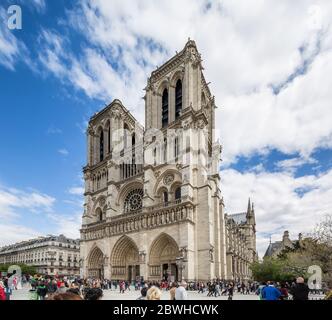 Parigi Francia 29 aprile 2013 Vista laterale della plancia della Cattedrale di Notre Dame Foto Stock