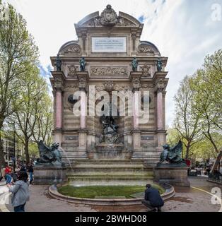 Parigi, Francia, 29 aprile 2013 Fontana di San Michel nel quartiere Latino Foto Stock