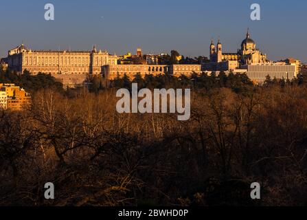 Palazzo reale y catedral de la Almudena desde el mirador del Huerto de la Partida. Madrid. España Foto Stock