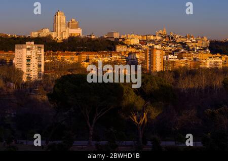 Vista de Madrid y rascacielos de Plaza de España desde el Mirador de la Huerta de la Partida. España Foto Stock