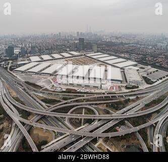 Shanghai, Cina - 18 gennaio 2018: Vista aerea del nuovo Centro Expo Internazionale di Shanghai in una giornata nuvolosa Foto Stock