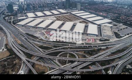 Shanghai, Cina - 18 gennaio 2018: Vista aerea del nuovo Centro Expo Internazionale di Shanghai in una giornata nuvolosa Foto Stock