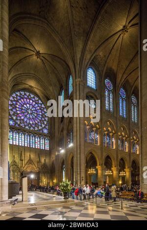 Parigi Francia 29 Aprile 2013 Vista interna della Cattedrale di Notre Dame, incluse le famose vetrate colorate Foto Stock