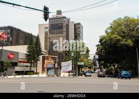 StreetView vicino alla stazione del metrobus 'Plaza de la Revolución', sul viale vuoto Insurgentes durante la pandemia covid-19 con grande segno 'casa di giorno' Foto Stock