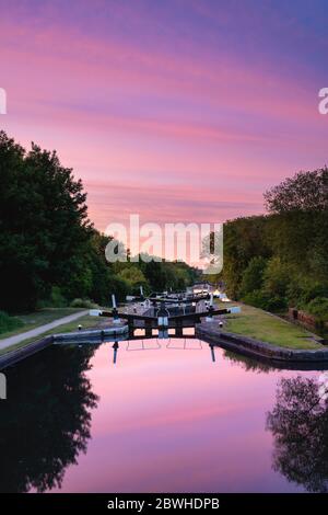 Hatton si blocca sul canale Grand Union all'alba prima dell'alba. Hatton, Warwickshire, Inghilterra Foto Stock