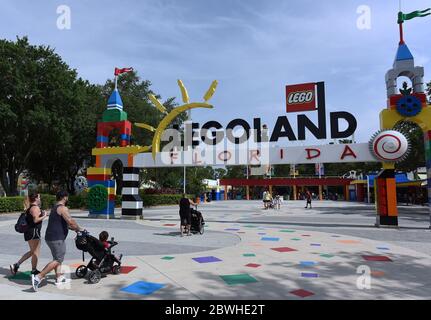 1 giugno 2020 - Winter Haven, Florida, Stati Uniti - gli ospiti arrivano all'entrata di LEGOLAND Florida il giorno in cui il parco a tema riaperto al pubblico dopo la chiusura a metà marzo a causa della pandemia del coronavirus. Gli ospiti sono ora tenuti a sottoporsi ai controlli della temperatura e l'uso dei rivestimenti facciali è raccomandato ma non richiesto. (Paul Hennessy/Alamy Live News) Foto Stock