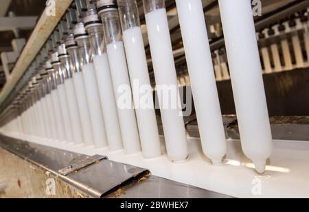 Sarstedt, Germania. 20 Maggio 2020. I corpi vetrosi si immergere nel lattice durante la produzione dei preservativi nello stabilimento CPR GmbH. Secondo il boss dell'azienda Kesselring, CPR è uno dei maggiori produttori di preservativi in Europa. Credit: Julian Stratenschulte/dpa/Alamy Live News Foto Stock