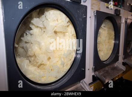 Sarstedt, Germania. 20 Maggio 2020. I preservativi appena formati vengono essiccati durante la produzione nello stabilimento CPR GmbH. Secondo il boss dell'azienda Kesselring, CPR è uno dei maggiori produttori di preservativi in Europa. Credit: Julian Stratenschulte/dpa/Alamy Live News Foto Stock