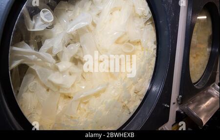 Sarstedt, Germania. 20 Maggio 2020. I preservativi appena formati vengono essiccati durante la produzione nello stabilimento CPR GmbH. Secondo il boss dell'azienda Kesselring, CPR è uno dei maggiori produttori di preservativi in Europa. Credit: Julian Stratenschulte/dpa/Alamy Live News Foto Stock