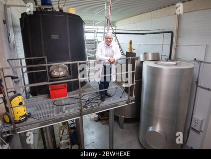 Sarstedt, Germania. 20 Maggio 2020. Il direttore Michael Kesselring si trova accanto ai serbatoi per il lattice nello stabilimento CPR GmbH. Secondo Kesselring, CPR è uno dei maggiori produttori di profilattici in Europa. Credit: Julian Stratenschulte/dpa/Alamy Live News Foto Stock