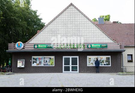 Quernheim, Germania. 27 maggio 2020. Vista sul cinema Lichtburg nell'idilliaco villaggio di Quernheim, probabilmente la più piccola città cinematografica della Germania. I cinema sono chiusi da marzo - molti sono ora minacciati di fallimento. La crisi di Corona colpisce tutti, dai piccoli cinema in campagna ai multiplex della città. Credit: Friso Gentsch/dpa/Alamy Live News Foto Stock