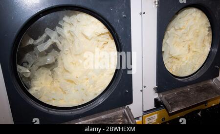 Sarstedt, Germania. 20 Maggio 2020. I preservativi appena formati vengono essiccati durante la produzione nello stabilimento CPR GmbH. Secondo il boss dell'azienda Kesselring, CPR è uno dei maggiori produttori di preservativi in Europa. Credit: Julian Stratenschulte/dpa/Alamy Live News Foto Stock
