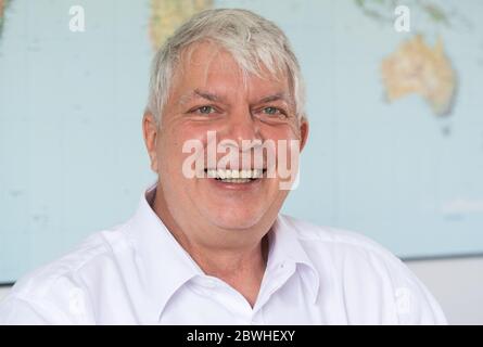 Sarstedt, Germania. 20 Maggio 2020. L'amministratore delegato Michael Kesselring ha sede presso lo stabilimento CPR GmbH. Secondo Kesselring, CPR è uno dei maggiori produttori di profilattici in Europa. Credit: Julian Stratenschulte/dpa/Alamy Live News Foto Stock