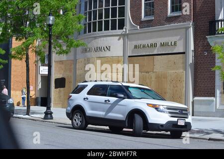 Boston, Massachusetts, Stati Uniti. 1 Giugno 2020. George Floyd uccidere Black Lives protesta della materia - danni pulire il giorno dopo che i looters non identificati hanno danneggiato e rotto in molti negozi a Boston dopo la fine della marcia ufficiale al Massachusetts Statehouse e protesta dell'uccisione di George Floyd a Minneapolis, Minnesota. Credit: Kenneth Martin/ZUMA Wire/Alamy Live News Foto Stock