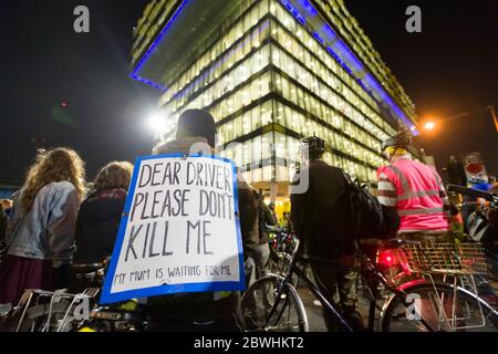 Protesta ciclistica professionale, fuori dal Transport for London, sede centrale, 197 Blackfriars Road, Londra. I manifestanti hanno organizzato un 'IE-in' per evidenziare il Foto Stock