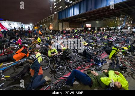 Protesta ciclistica professionale, fuori dal Transport for London, sede centrale, 197 Blackfriars Road, Londra. I manifestanti hanno organizzato un 'IE-in' per evidenziare il Foto Stock