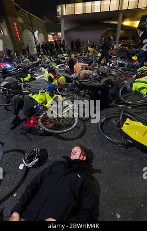 Protesta ciclistica professionale, fuori dal Transport for London, sede centrale, 197 Blackfriars Road, Londra. I manifestanti hanno organizzato un 'IE-in' per evidenziare il Foto Stock