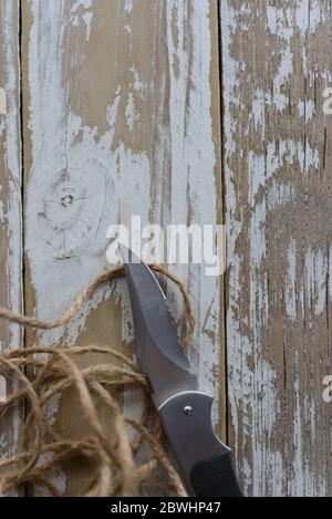 Spago e coltello per iuta su legno in difficoltà Foto Stock