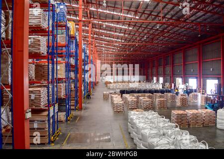 Vista dall'alto dell'area di cortocircuito del carico all'interno di un grande magazzino di distribuzione. Foto Stock