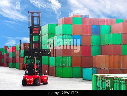 Attrezzatura per deposito container, ascensore superiore all'interno del cortile con sfondo colorato. Foto Stock